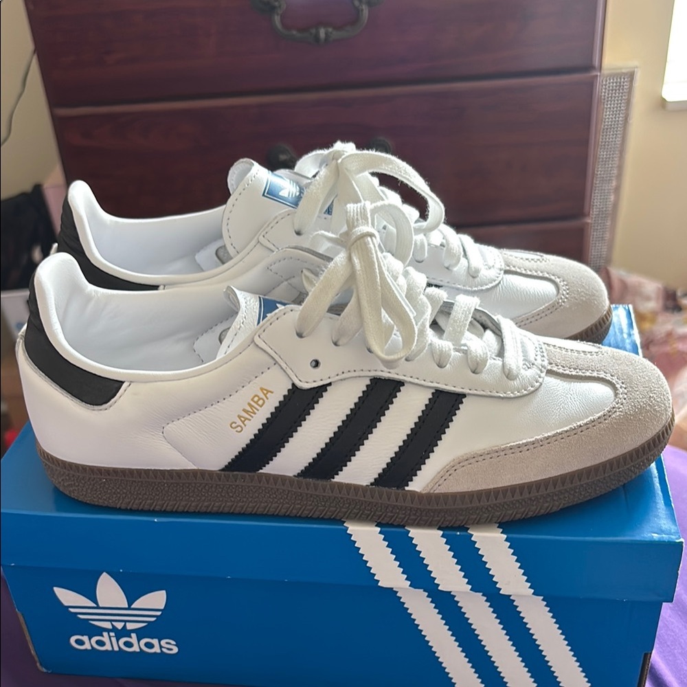Adidas Classic White and Black Shoes - Picture 4 of 9
